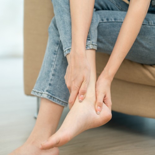 Massaggia delicatamente